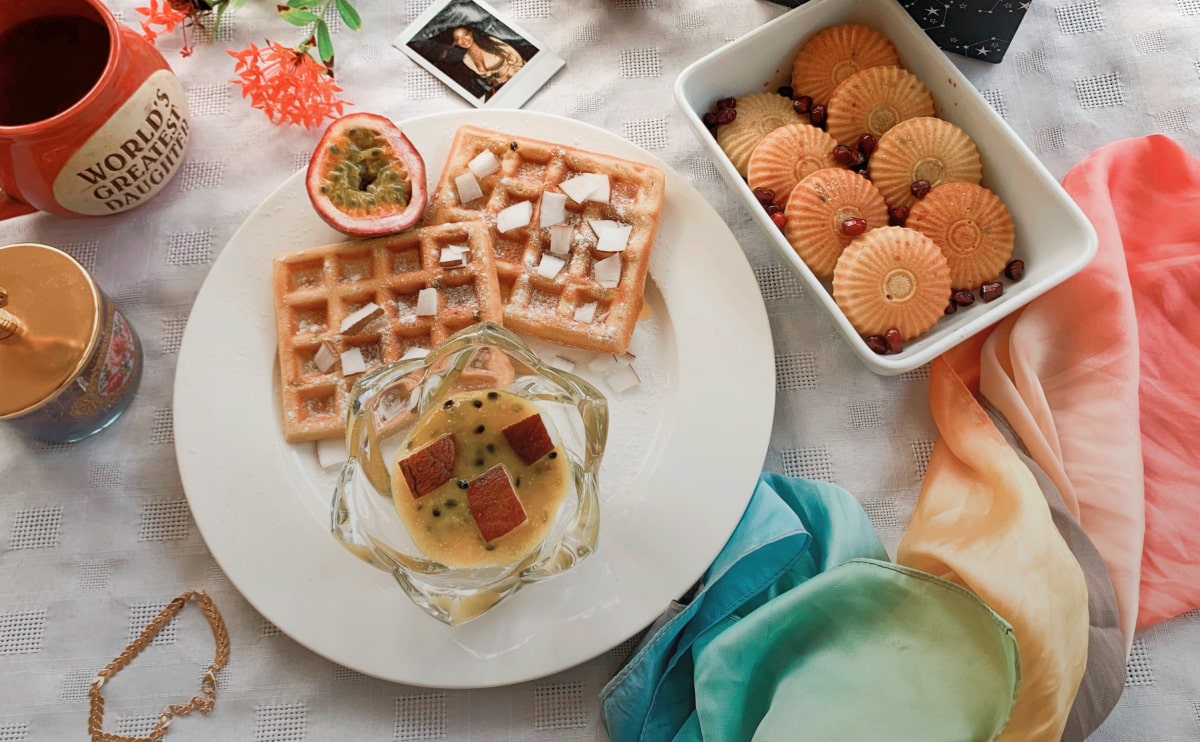 Craving something sweet but trying to keep it healthy? The good news is that you don’t have to give up cakes and cookies to maintain a balanced diet! By making a few smart ingredient swaps and using healthier baking techniques, you can enjoy delicious treats with fewer calories. Here’s how!